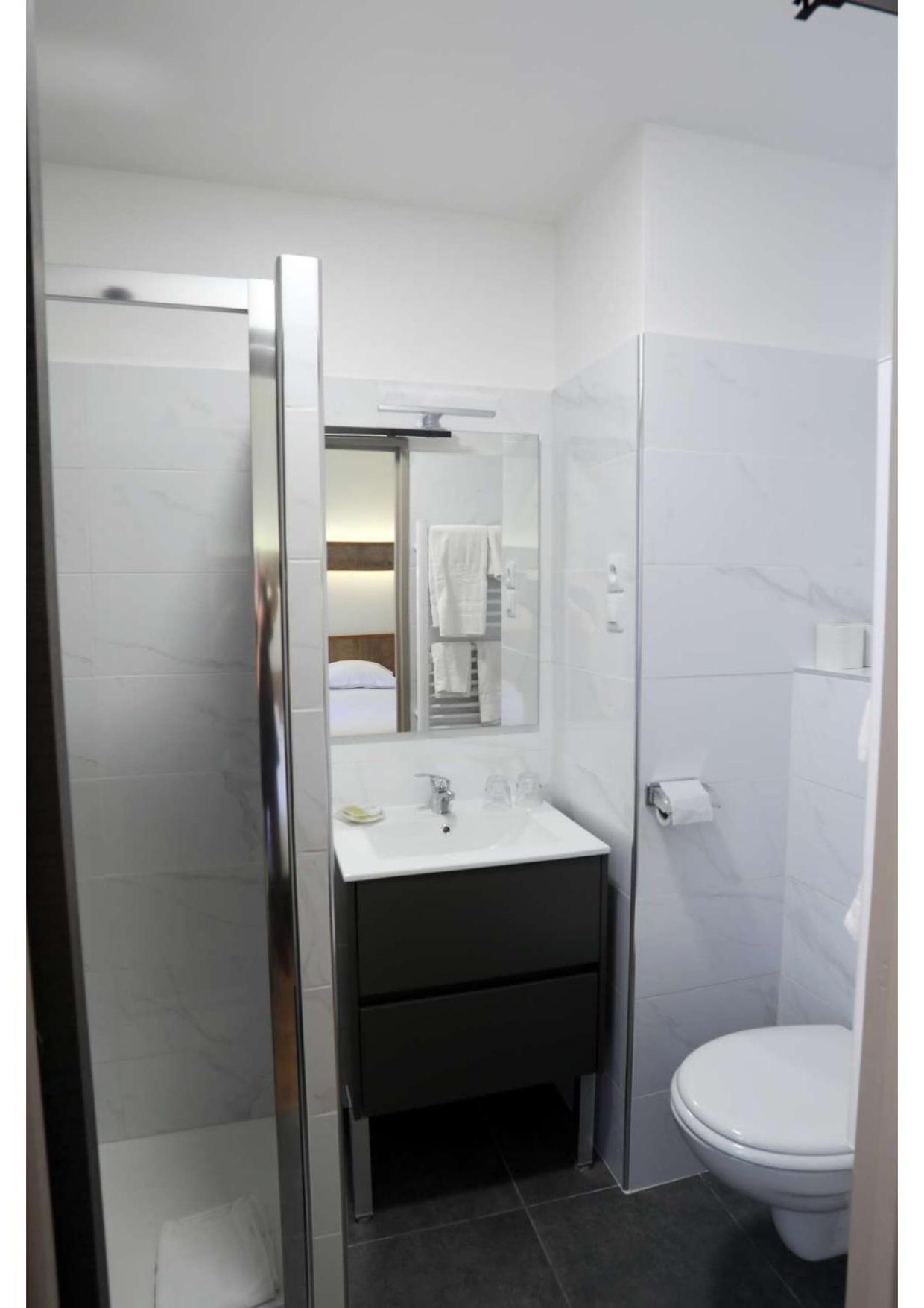 Hotel Belleville ลามาลูส์-เลส์-แบ็งส์ ภายนอก รูปภาพ